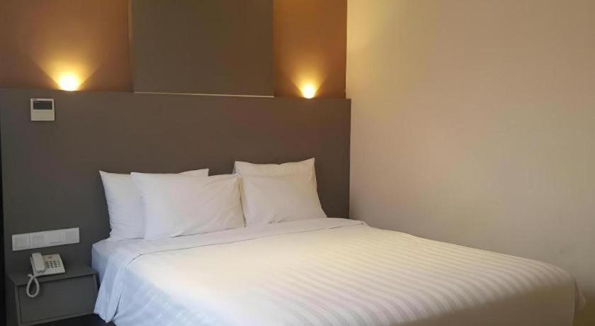 Kharisma Hotel Madiun Zewnętrze zdjęcie