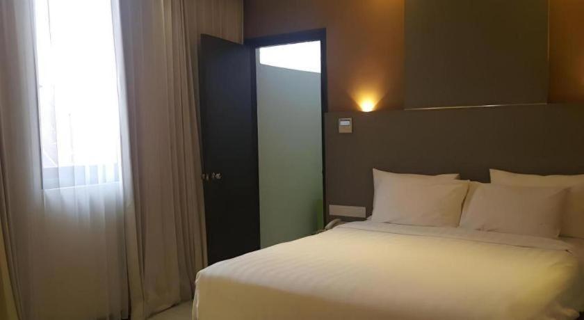 Kharisma Hotel Madiun Zewnętrze zdjęcie