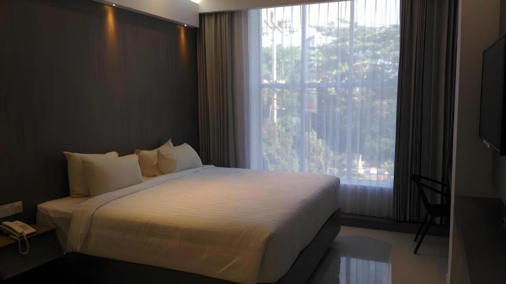 Kharisma Hotel Madiun Zewnętrze zdjęcie
